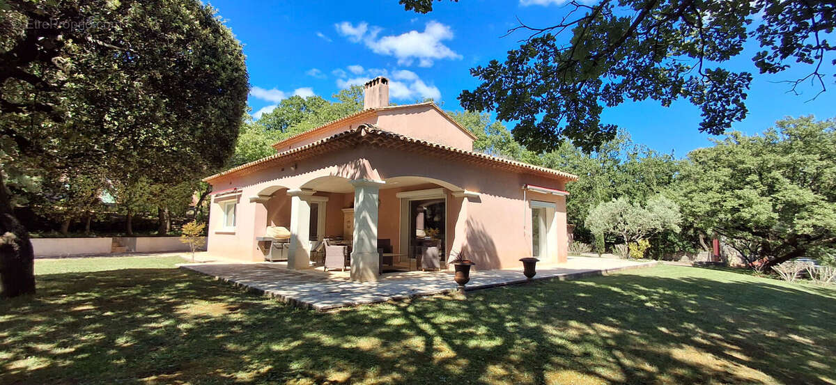 A vendre,  Drôme provençale, Belle Villa de 200 m2, piscine, garages, terrain  arboré de 3400m². - photo 3