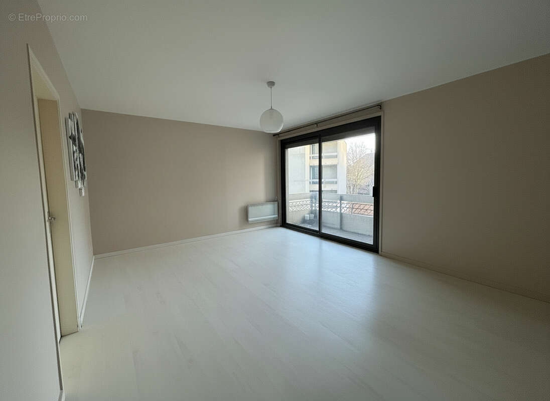 Appartement à ONET-LE-CHATEAU