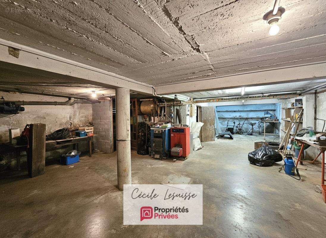 Pavillon sur sous-sol complet avec dépendances et garages - photo 12