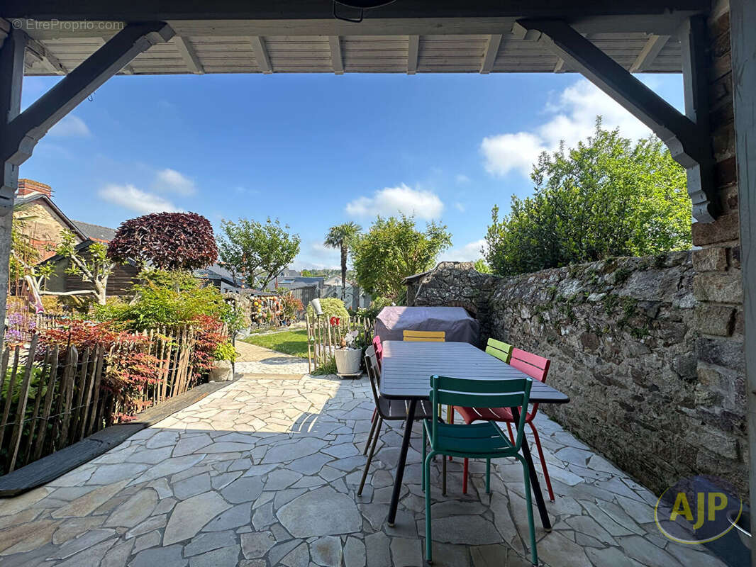 Maison à SAINT-ETIENNE-DE-MONTLUC