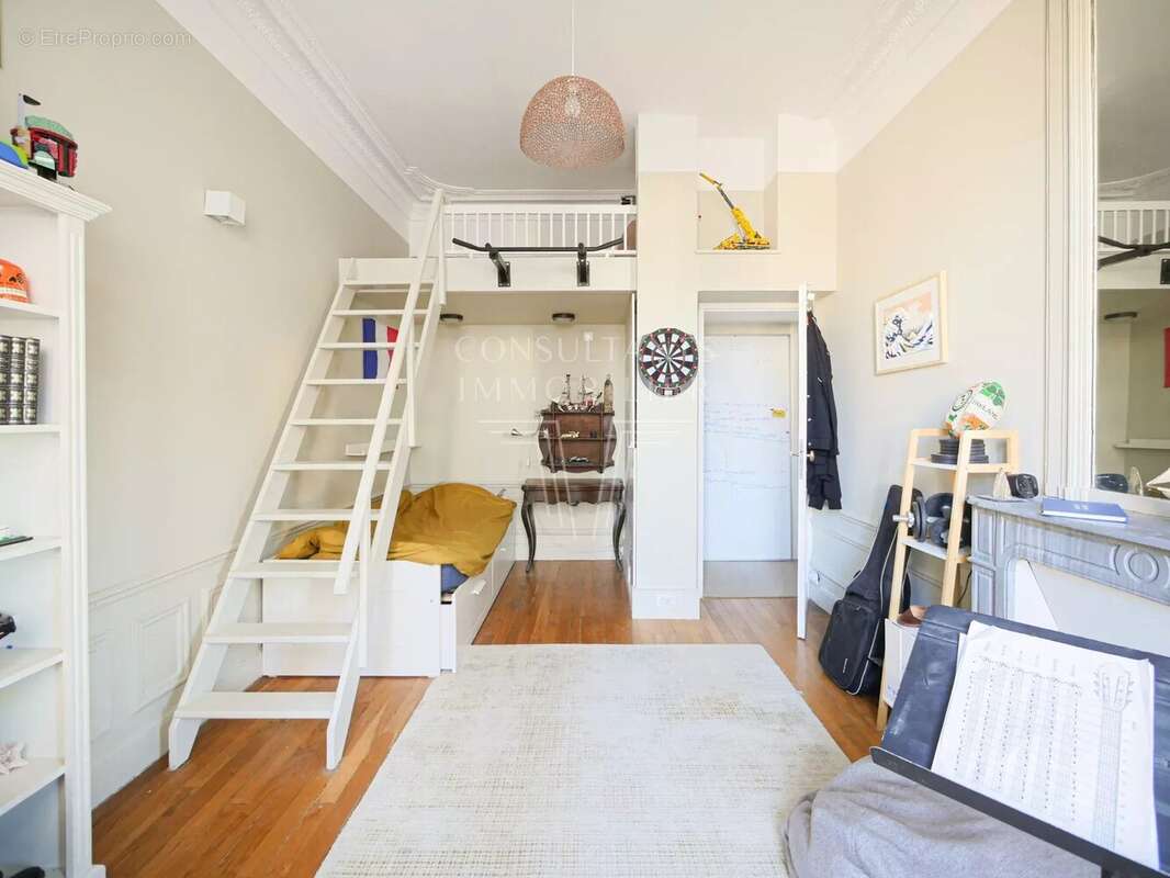 Appartement à PARIS-16E