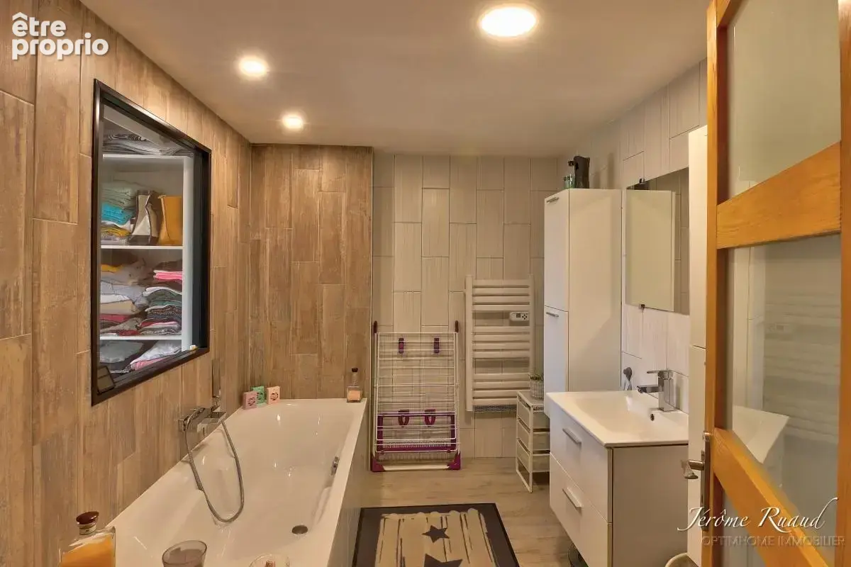  205 m² rénovés – 4 chambres + bureau – 4 523 m² de terrain, grange et garage - photo 8