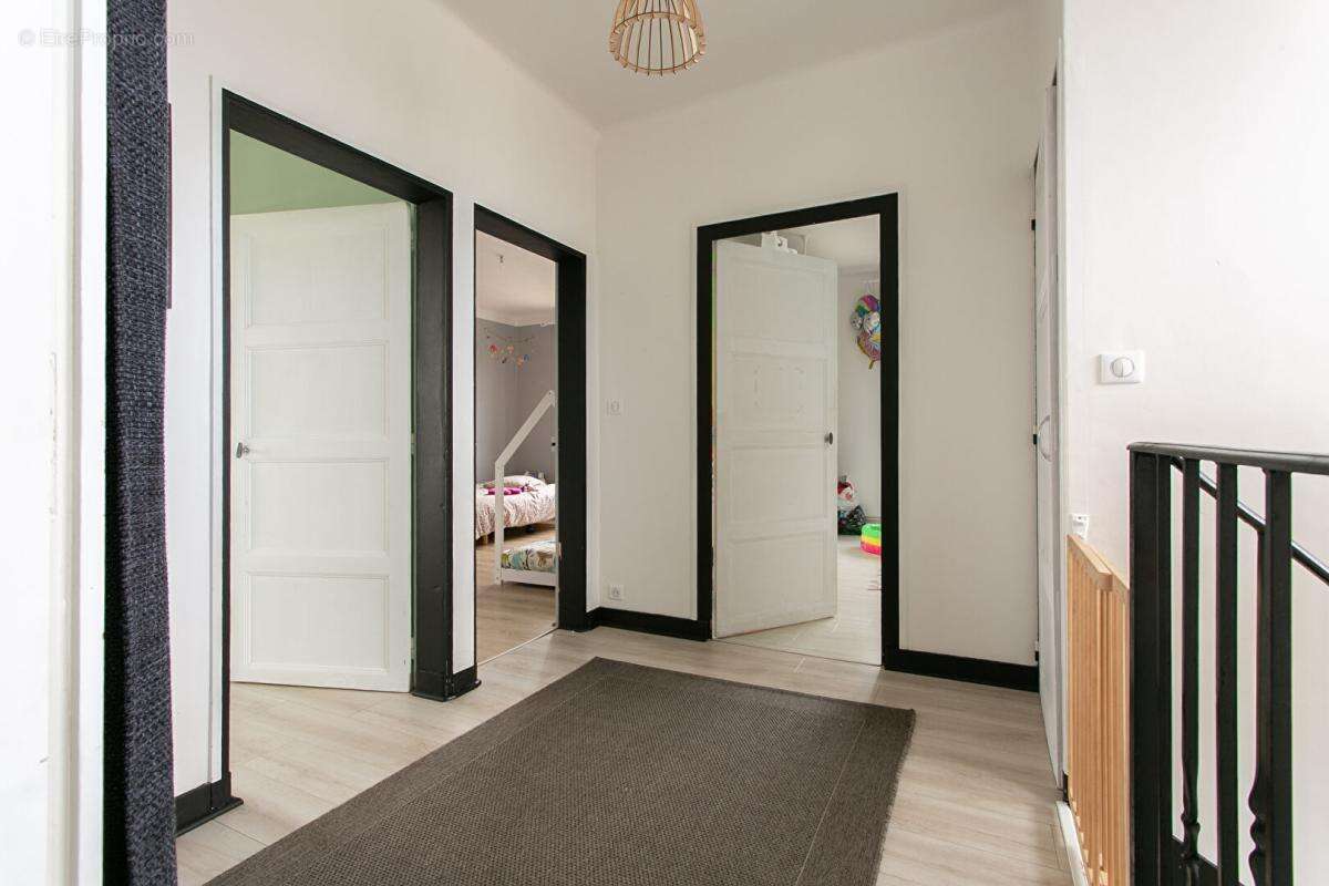 Maison Sèvremoine 5 P . 3 Chs . Bureau . 133.67 M² . T 315 M² . Garage - photo 10