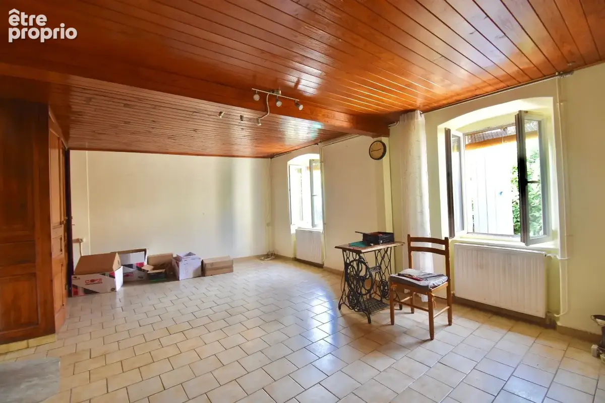 Un véritable petit fief en pierre, à l’abri des regards, offrant un cadre rare et un beau potentiel d’aménagement - photo 9