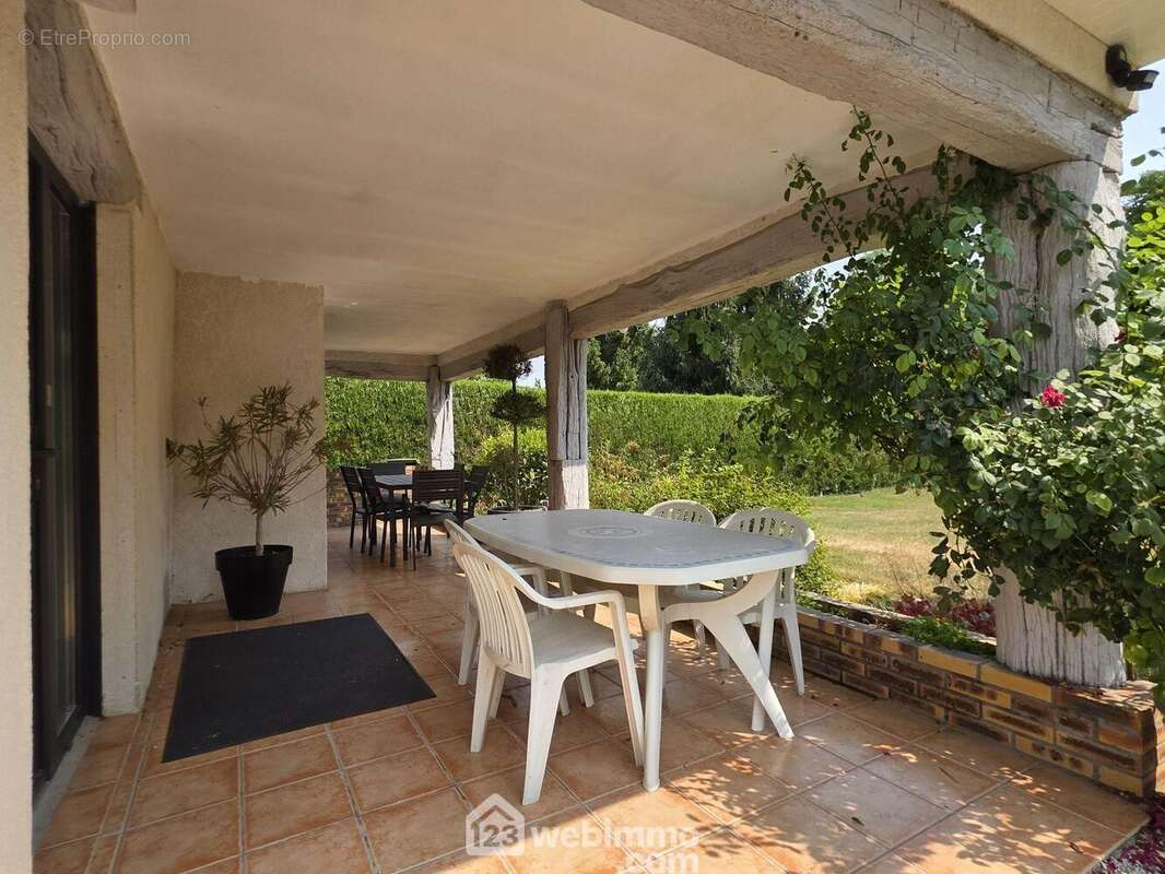 Une seconde terrasse couverte, véritable pièce de vie aux beaux jours