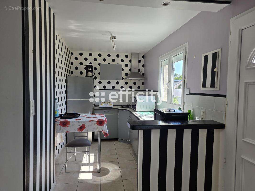 Maison 61 m² à Saint-Laurent-De-La-Pree  - photo 2