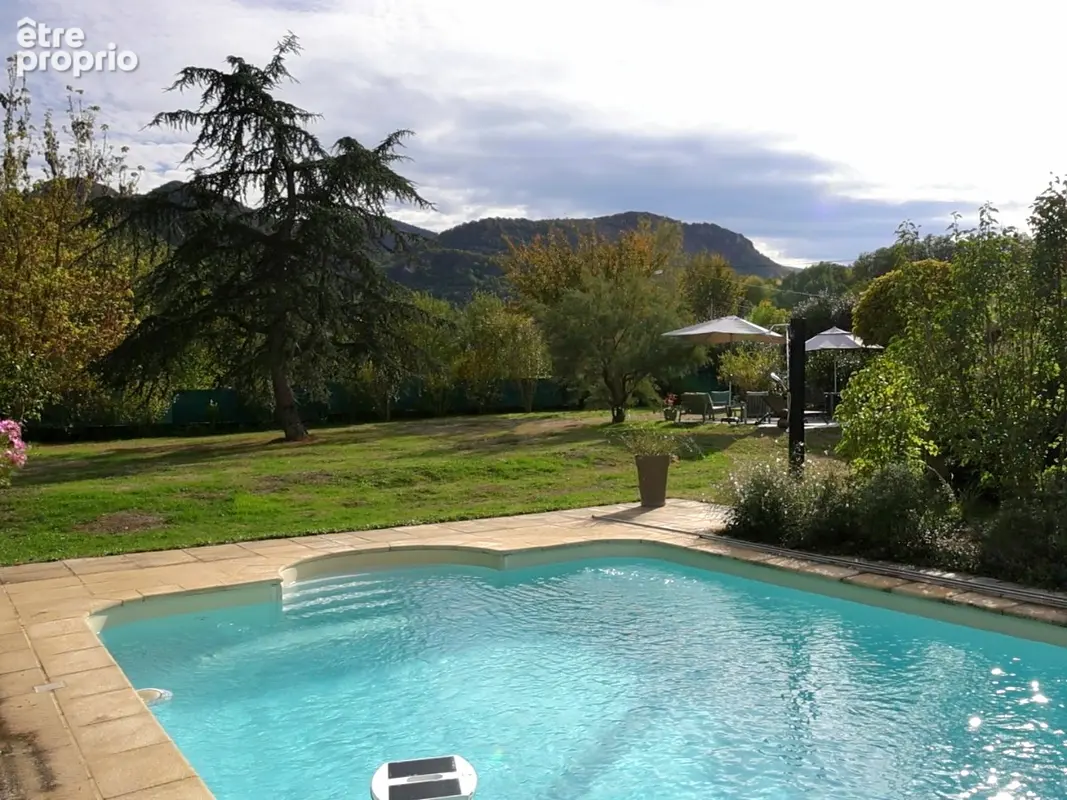 Villa dans village avec commerces , piscine , beau terrain bordé par une rivière - photo 20