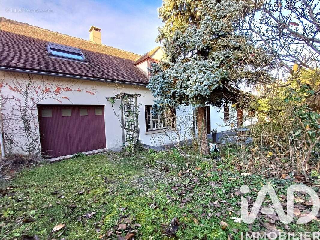 Maison 230 m² à Plessis-Saint-Jean  - photo 2