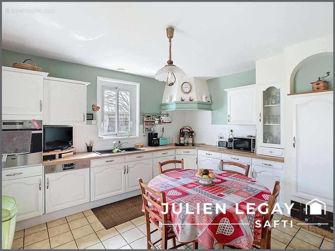 Maison 176 m² à Saint-Martin-De-Saint-Maixent  - photo 3