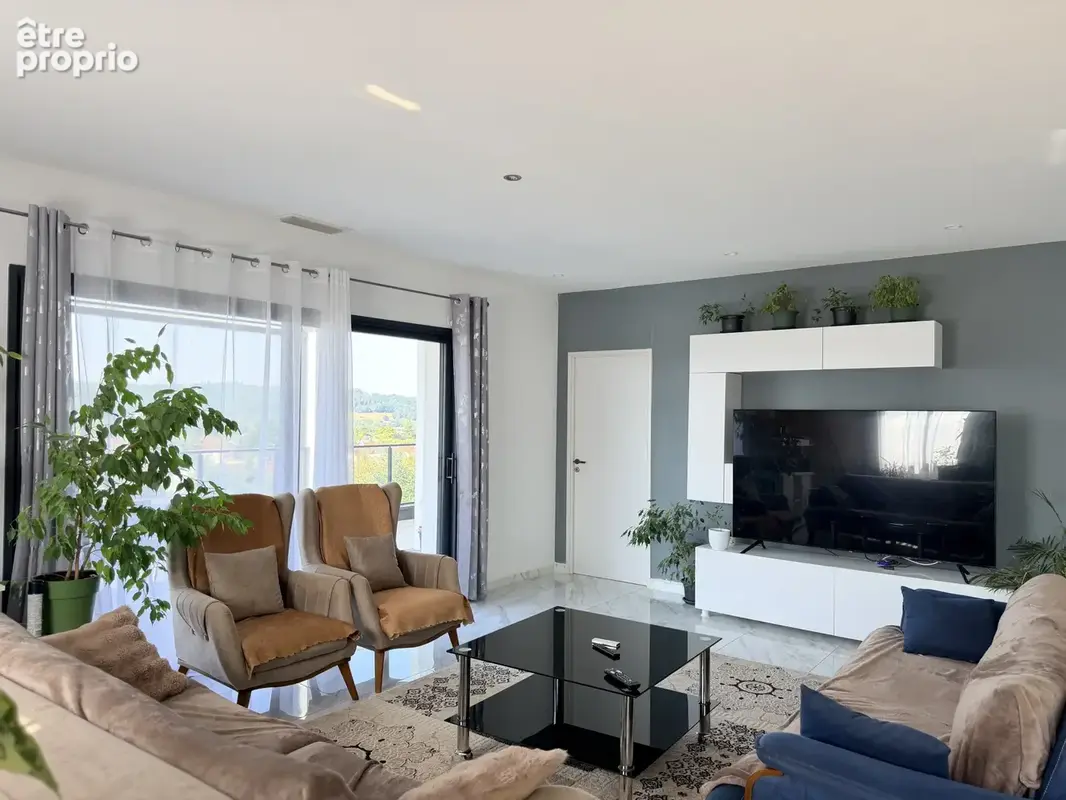 Maison 7 pièces de 164 m2 avec un grand garage et une piscine. - photo 3