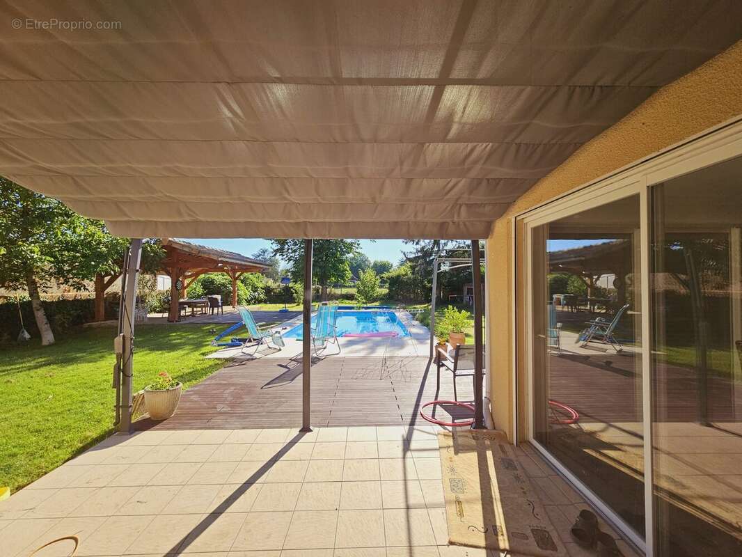 Maison à COURS-DE-PILE