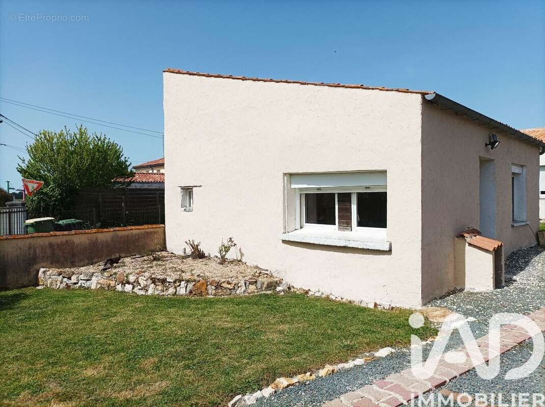 Photo 2 - Maison à CORME-ROYAL