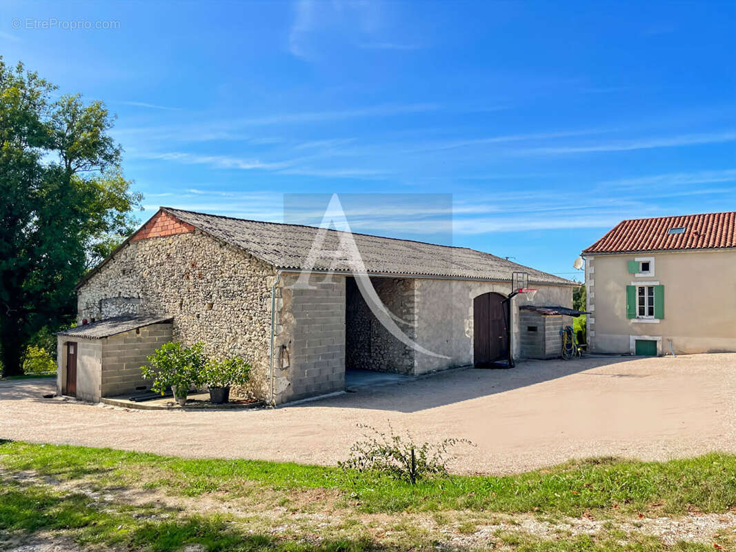 Authentique propriété en pierre avec piscine, dépendances et vignoble - photo 3