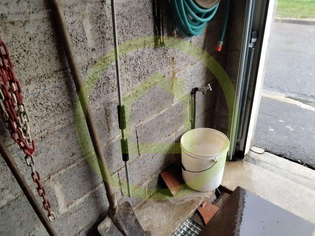 Parking à LE PLESSIER-SUR-SAINT-JUST