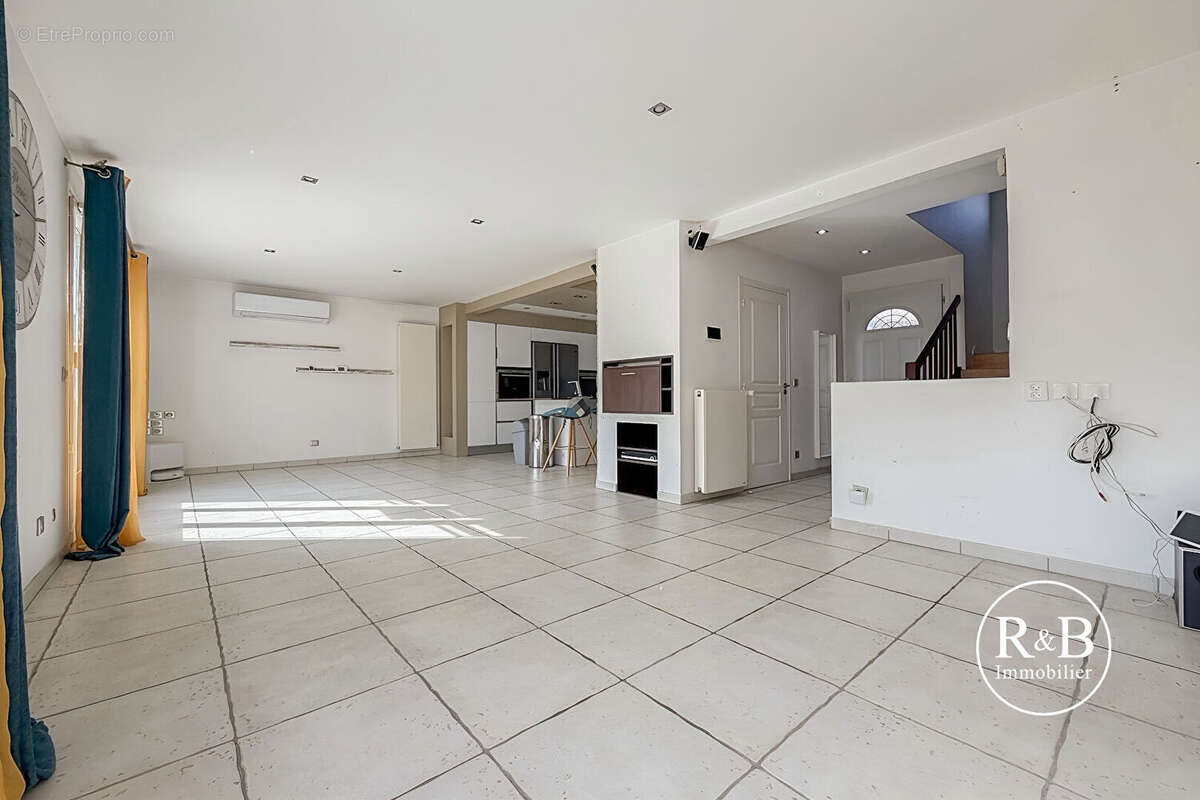 Maison à LES CLAYES-SOUS-BOIS