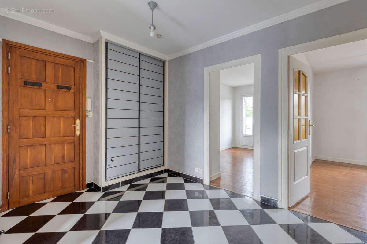 Rue des Alliés - Lumineux T3 de 61.03m2 traversant avec balcon - vue sur la Bastille - photo 5