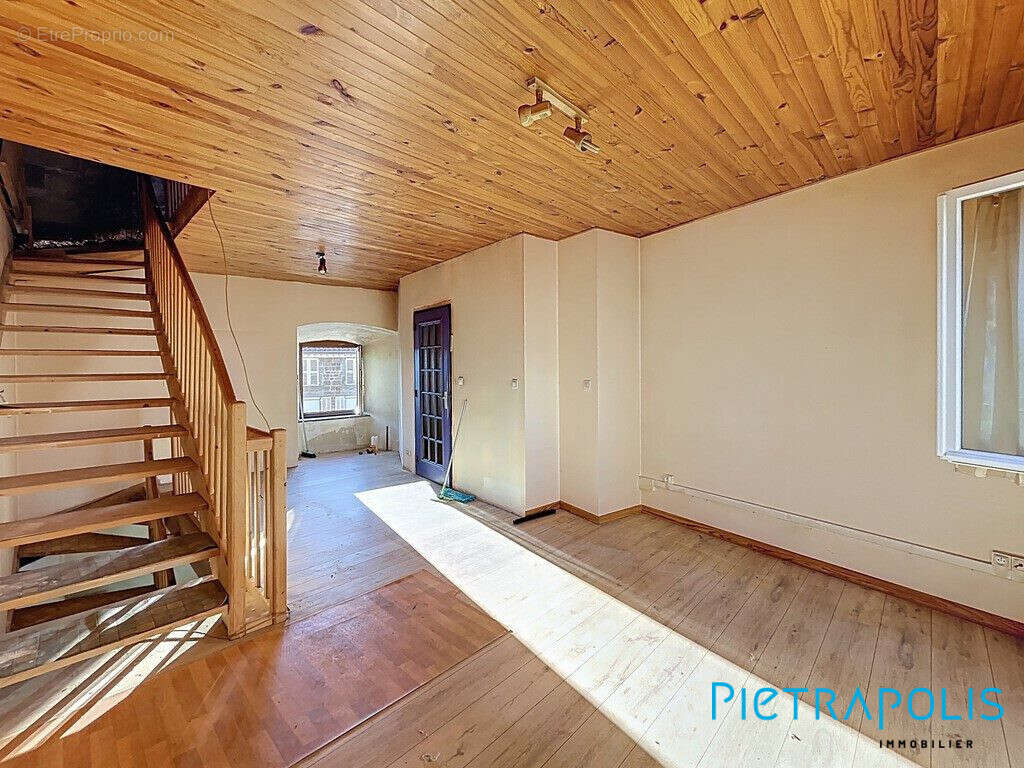 Maison à CHAMBOST-LONGESSAIGNE