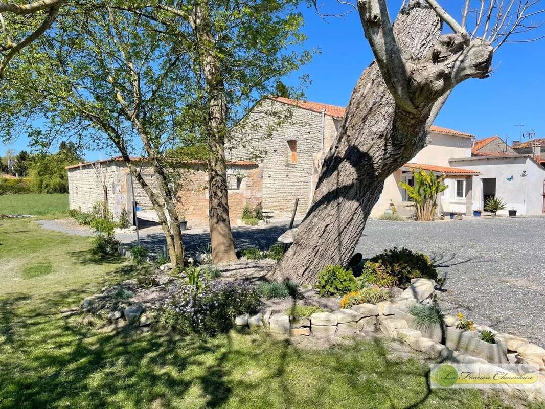 Maison à AIGRE