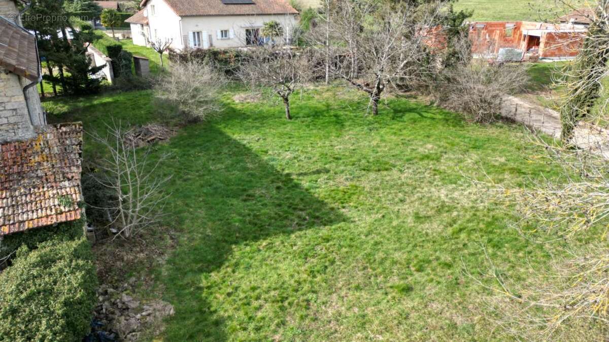 Terrain constructible de 1 168 m² en zone UB ? Hors lotissement - photo 2