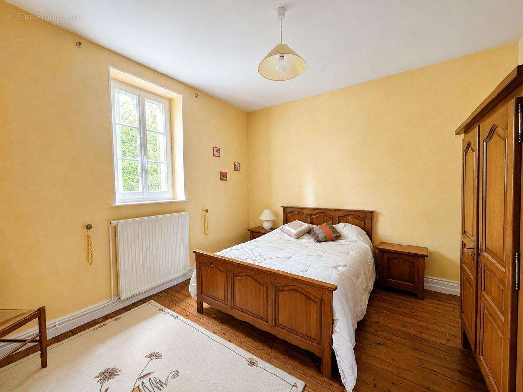 Maison familiale à vendre à Dun-sur-Auron – 136 m² – 4 chambres – Garages – Dépendances – Jardin clos - photo 10