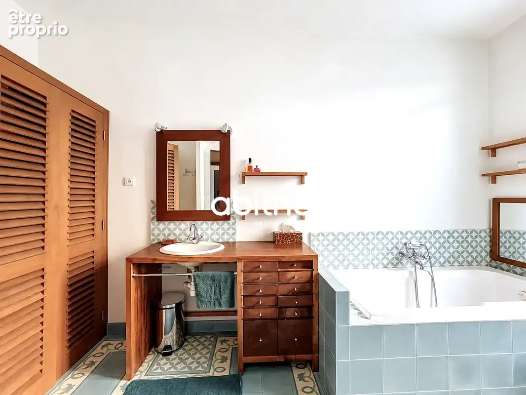 Maison en pierres blanches avec garage et extérieur - photo 16