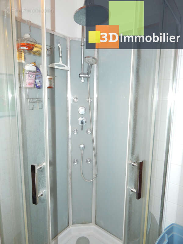 SALLE DE DOUCHE - Appartement à LONS-LE-SAUNIER