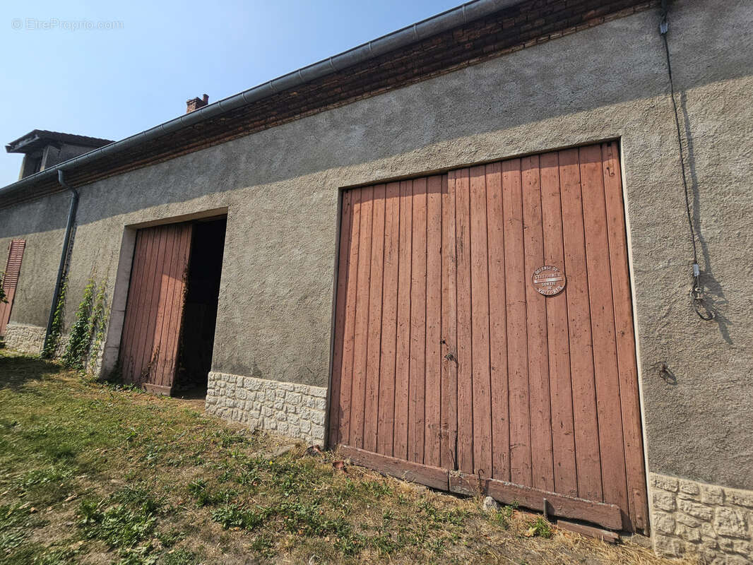 Maison à CREUZIER-LE-NEUF