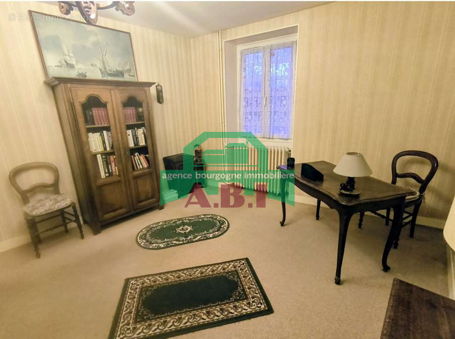 58,  Maison habitable de suite à rafraichir au gout du jour - de plain-pied sur 2345m2 de terrain. - photo 10