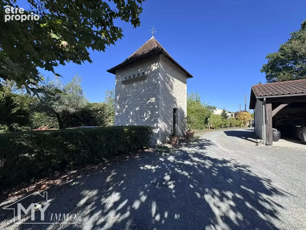 PINEUILH – Propriété d’exception de 350 m² avec piscine, au cœur d’un parc arboré de 5 500 m² et à deux pas des commodités - photo 3