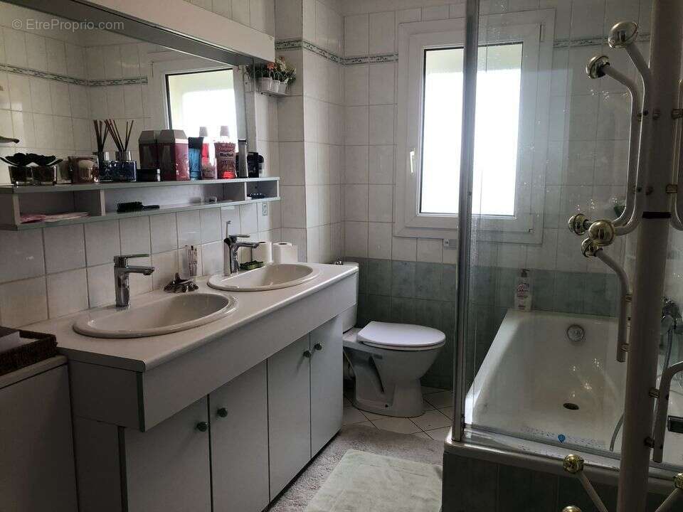  MAISON DE VILLE EN PIERRE 3 CHAMBRES GRAND TERRAIN 900 m2 - Maison à PAUILLAC