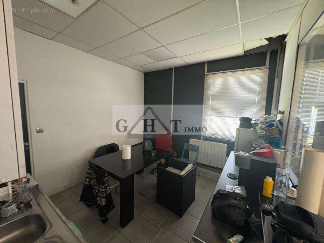 Commerce à VAUX-LE-PENIL