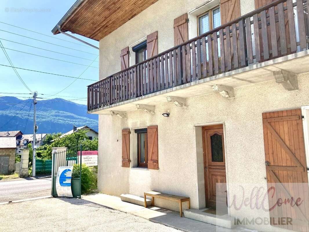 Aix Les Bains logement 5 pièces triplex avec 2 places de parking privatives et un jardinet privatif - photo 3