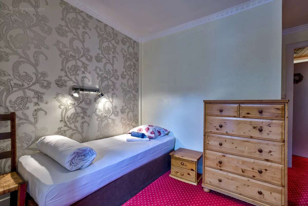 CHAMONIX - Grand chalet avec 9 chambres et beaucoup de potentiel - photo 11