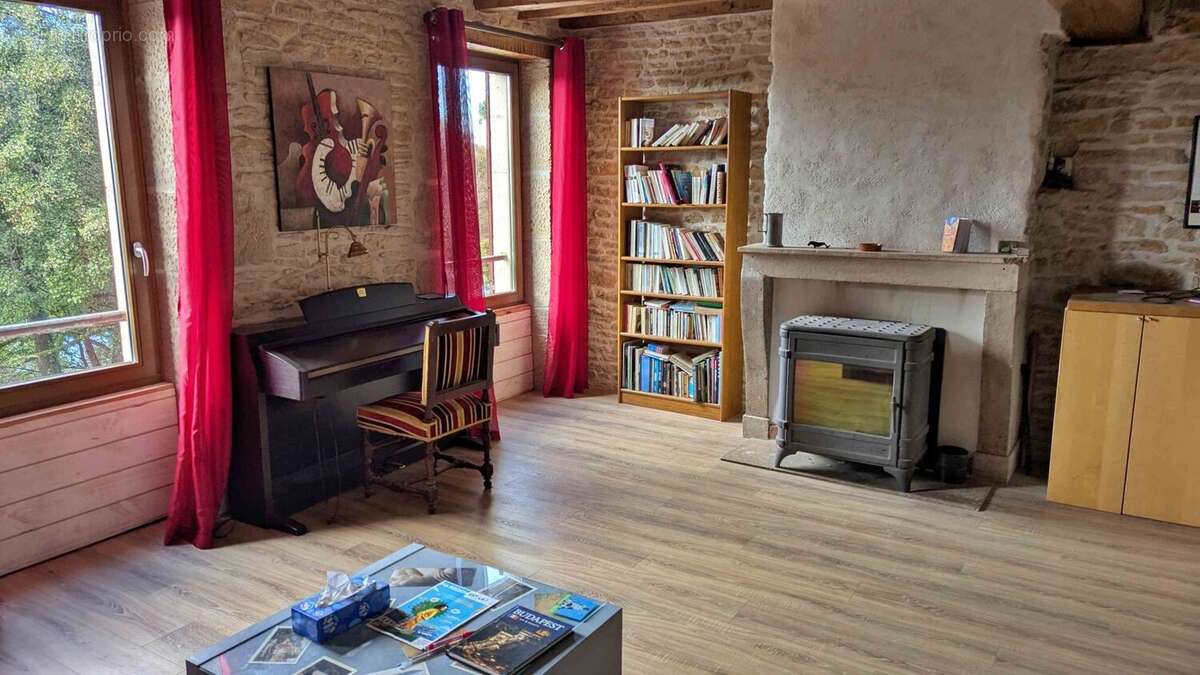 pièce à vivre lumineuse de la maison rénovée, partie salon - Maison à CLAMECY