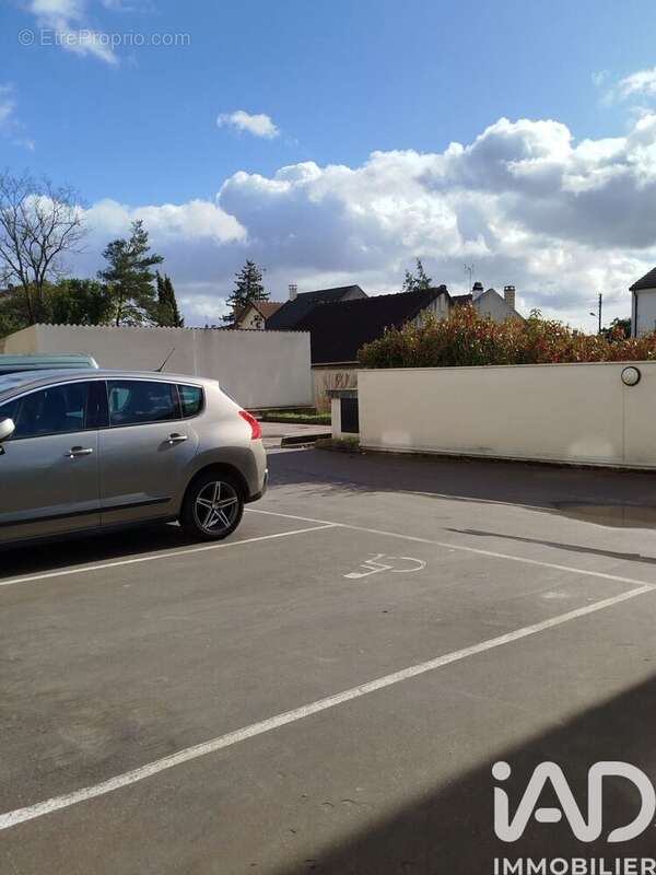 Photo 3 - Parking à SAINTE-GENEVIEVE-DES-BOIS