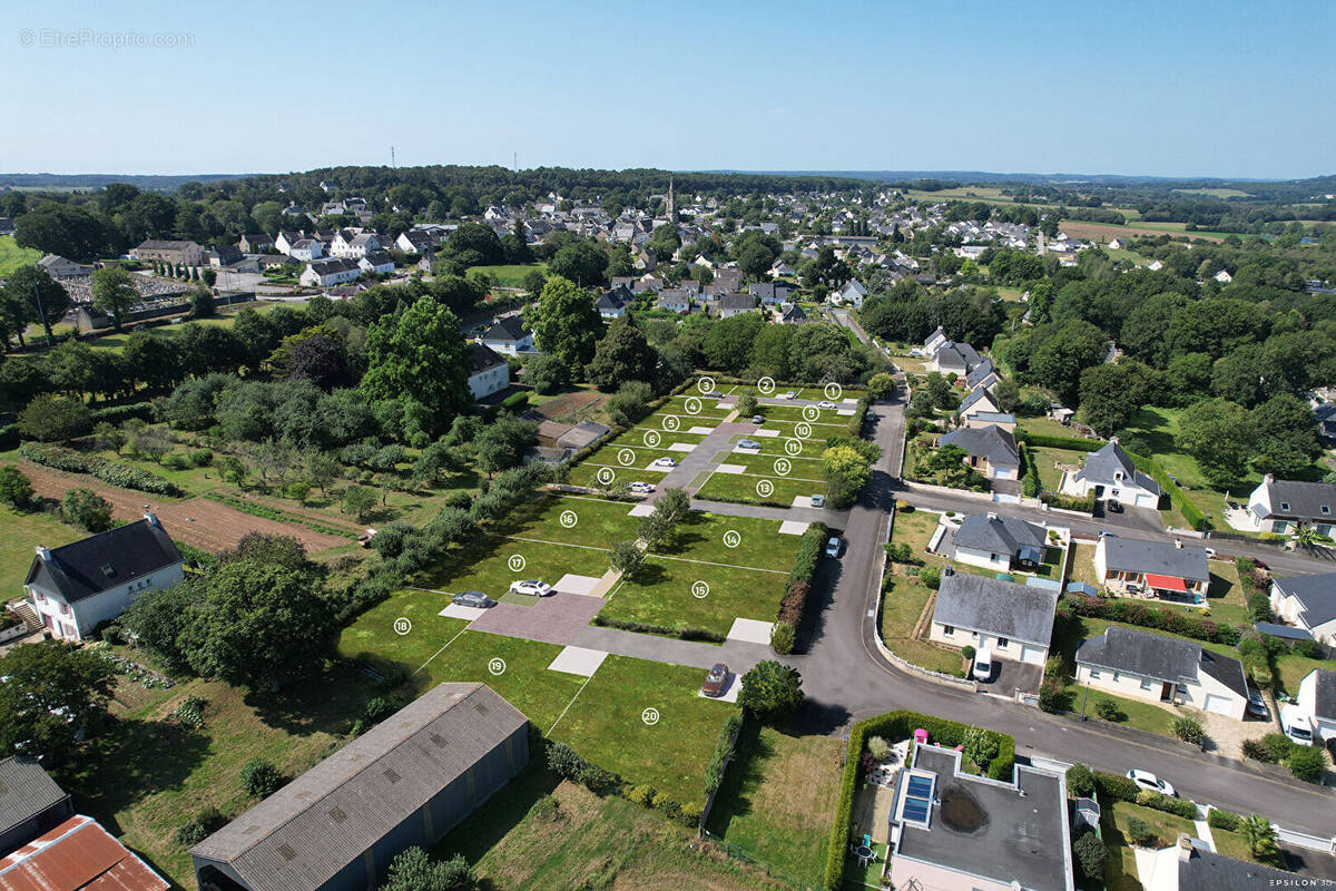 Terrain à SAINT-JEAN-BREVELAY