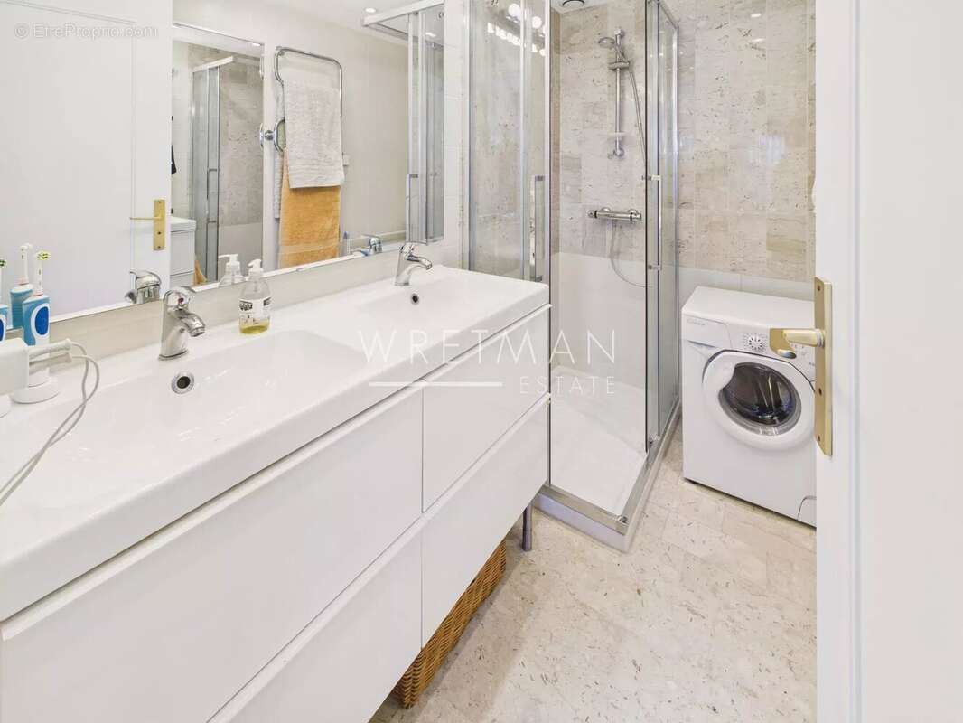 Appartement à SAINT-LAURENT-DU-VAR