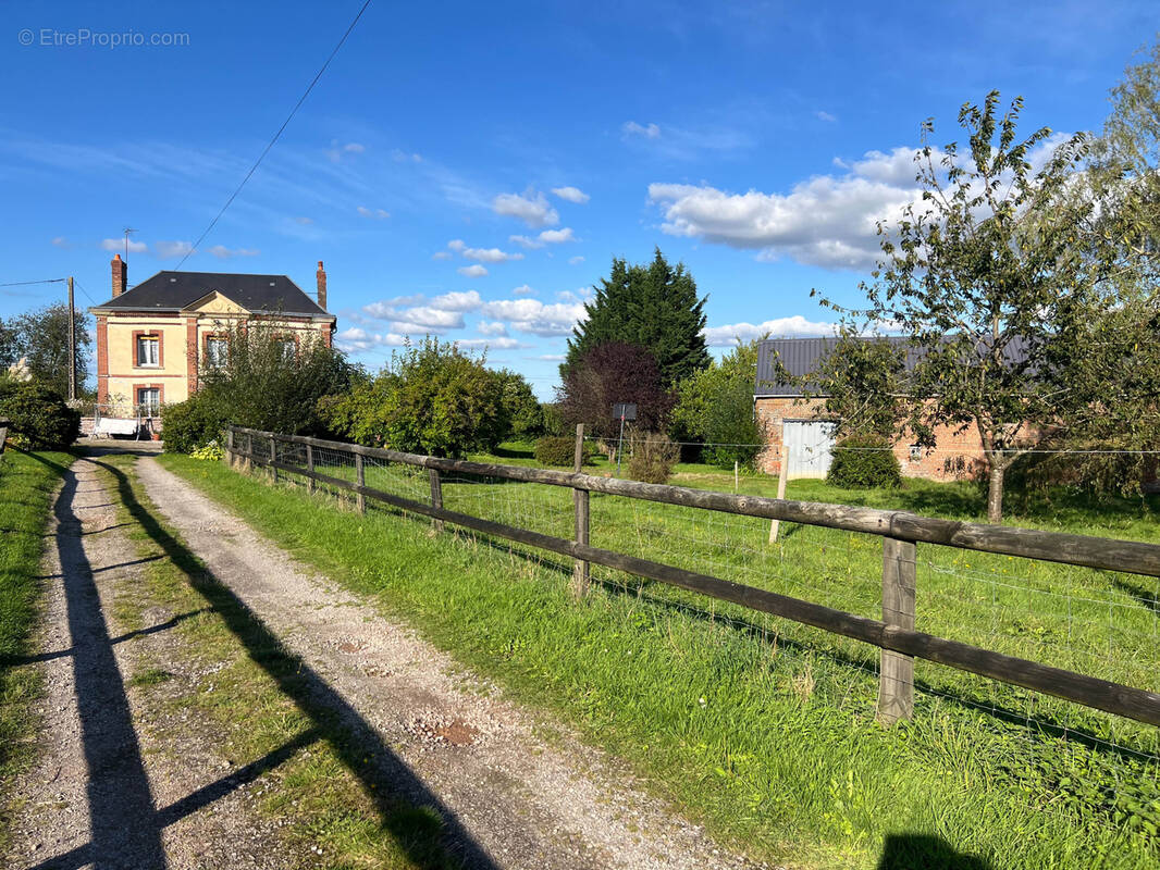 Maison de maître au fond d'une allée au calme avec annexes - photo 2