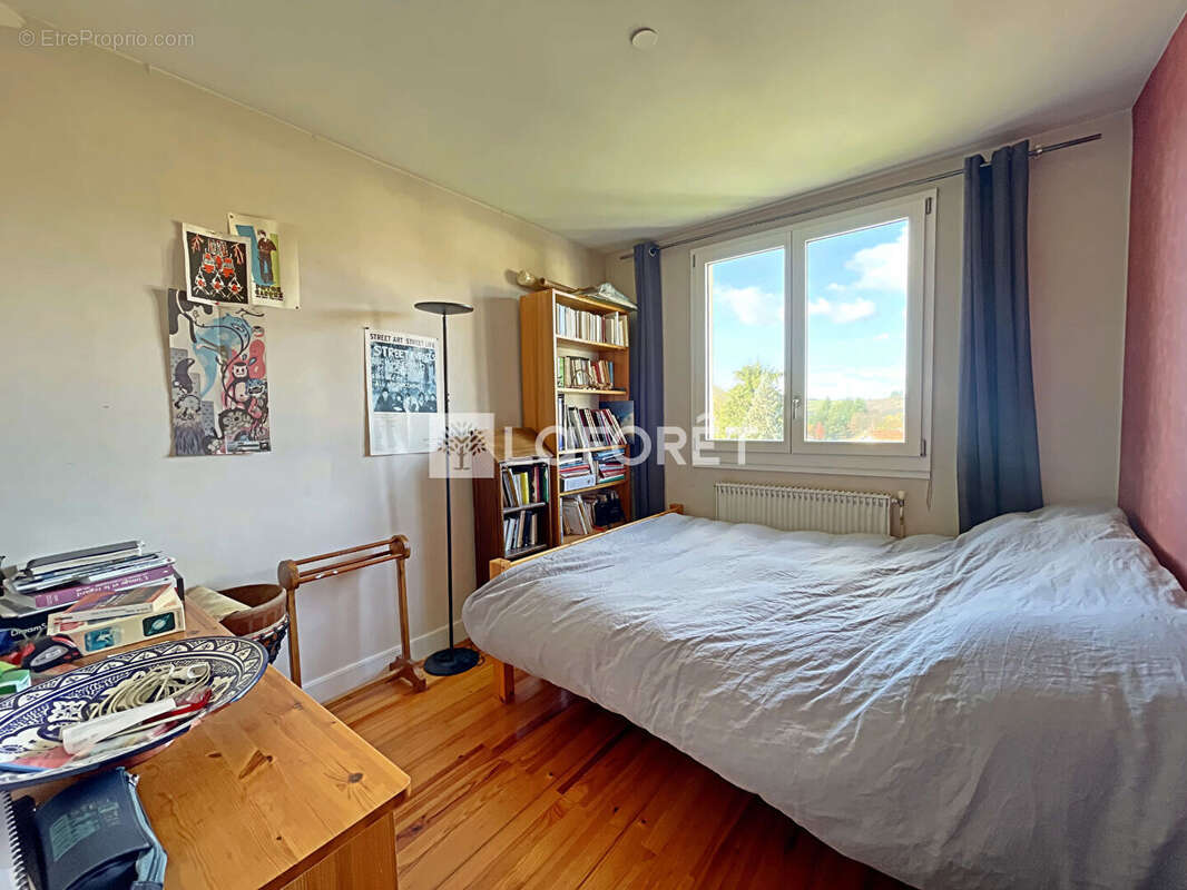 Maison à LE CHAMBON-FEUGEROLLES