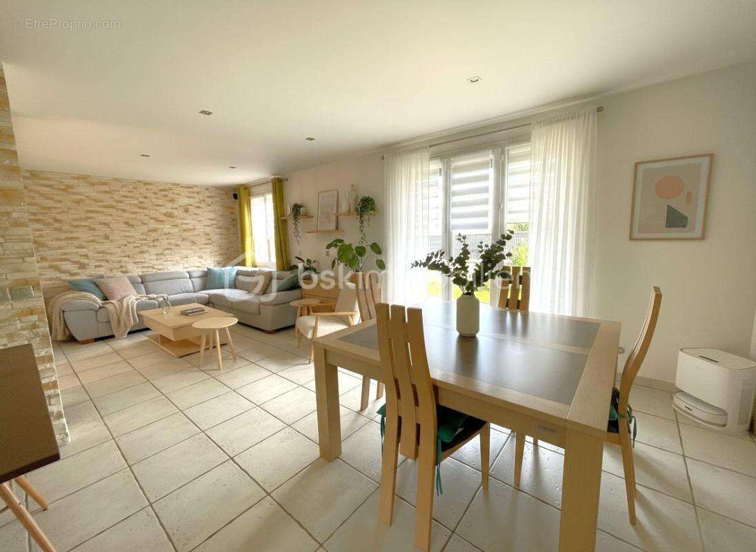 Maison à LES CLAYES-SOUS-BOIS