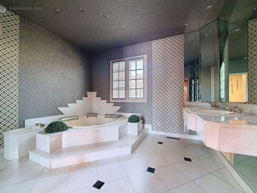 Maison - 4 Chambres - Bureau - Buanderie - Cave à vins - Garage - Piscine - Grande Cour - - photo 26