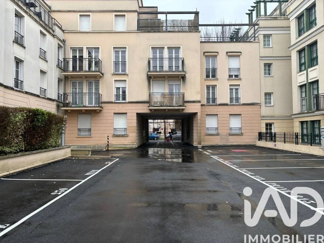 Photo 1 - Parking à SERRIS