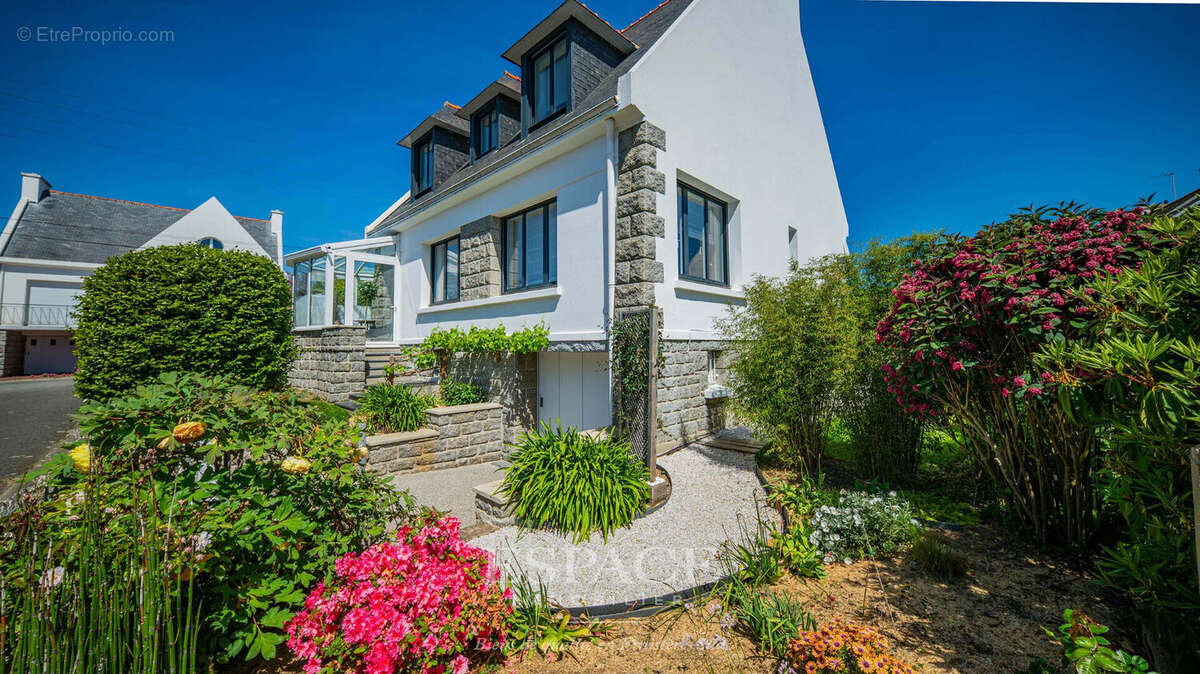 A vendre, à Concarneau, Maison rénovée avec jardin paysagé, à deux pas du bord de mer - photo 2