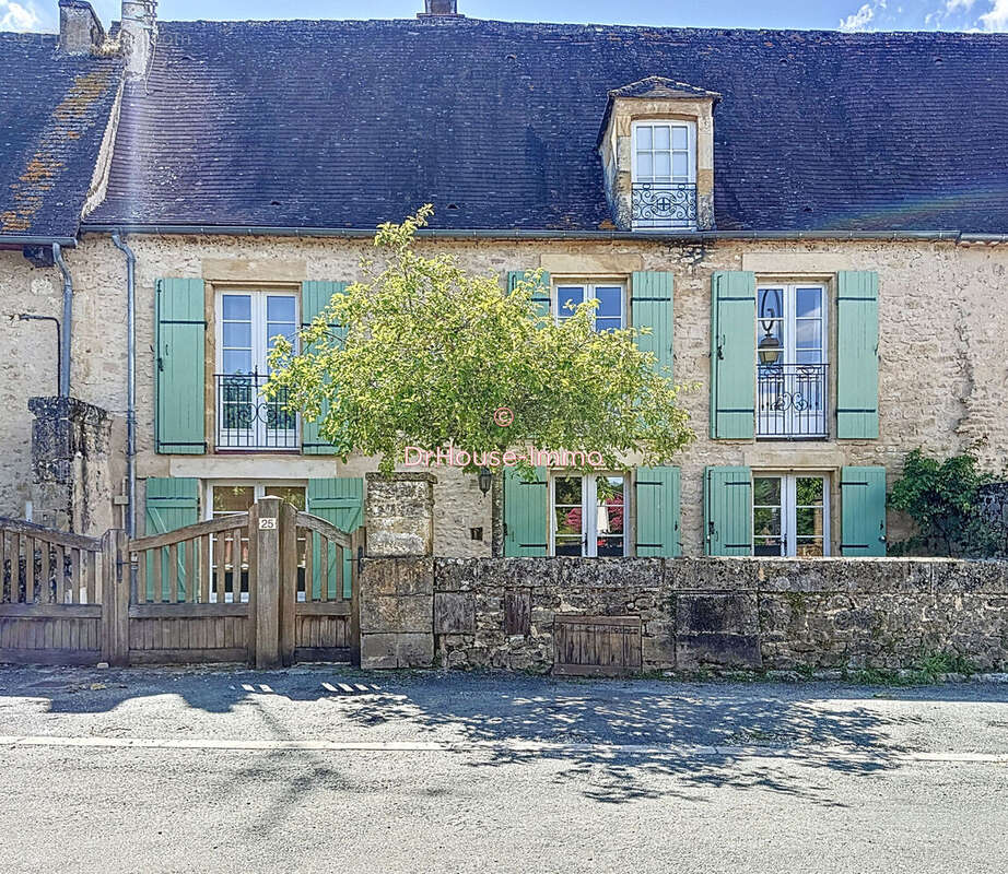 Maison à MAUZAC-ET-GRAND-CASTANG