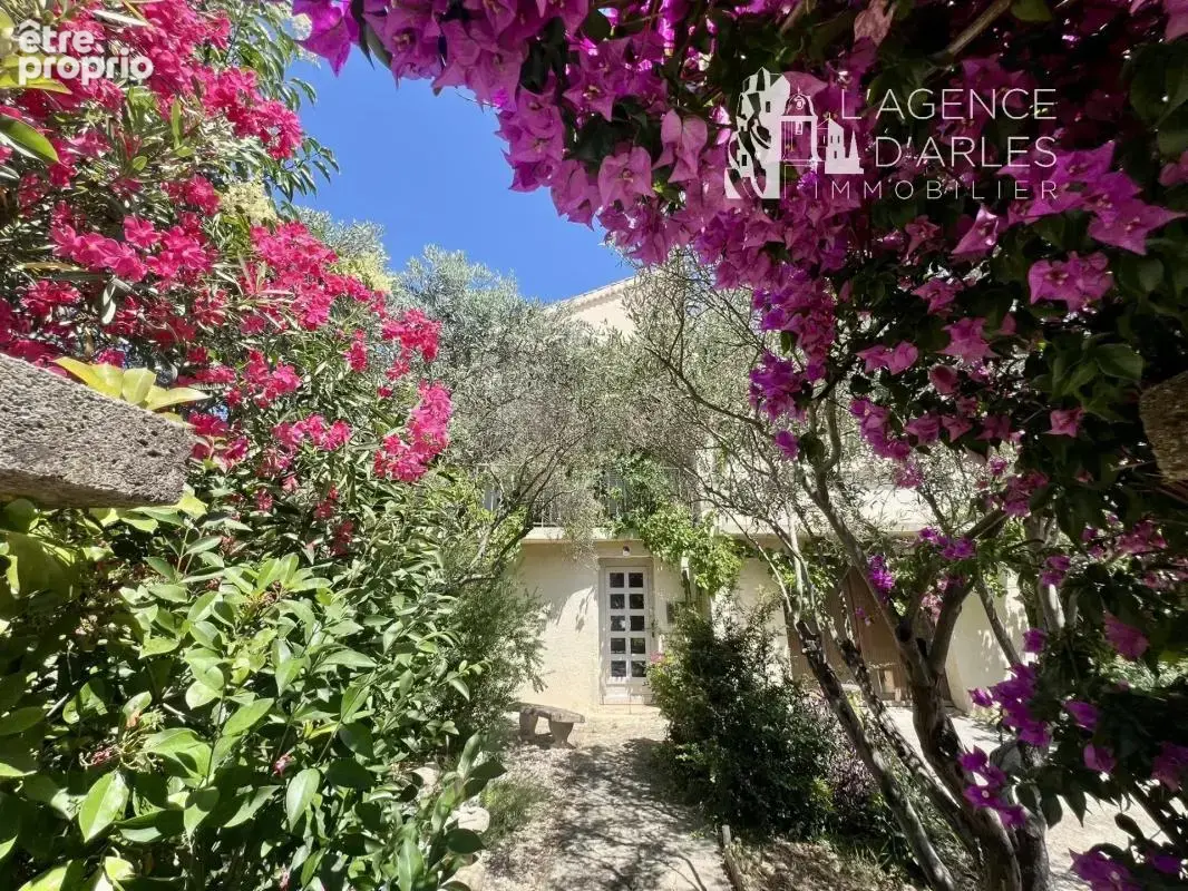 Arles Monplaisir – Élégante maison -  220m² de volumes et un jardin préservé au calme - photo 2