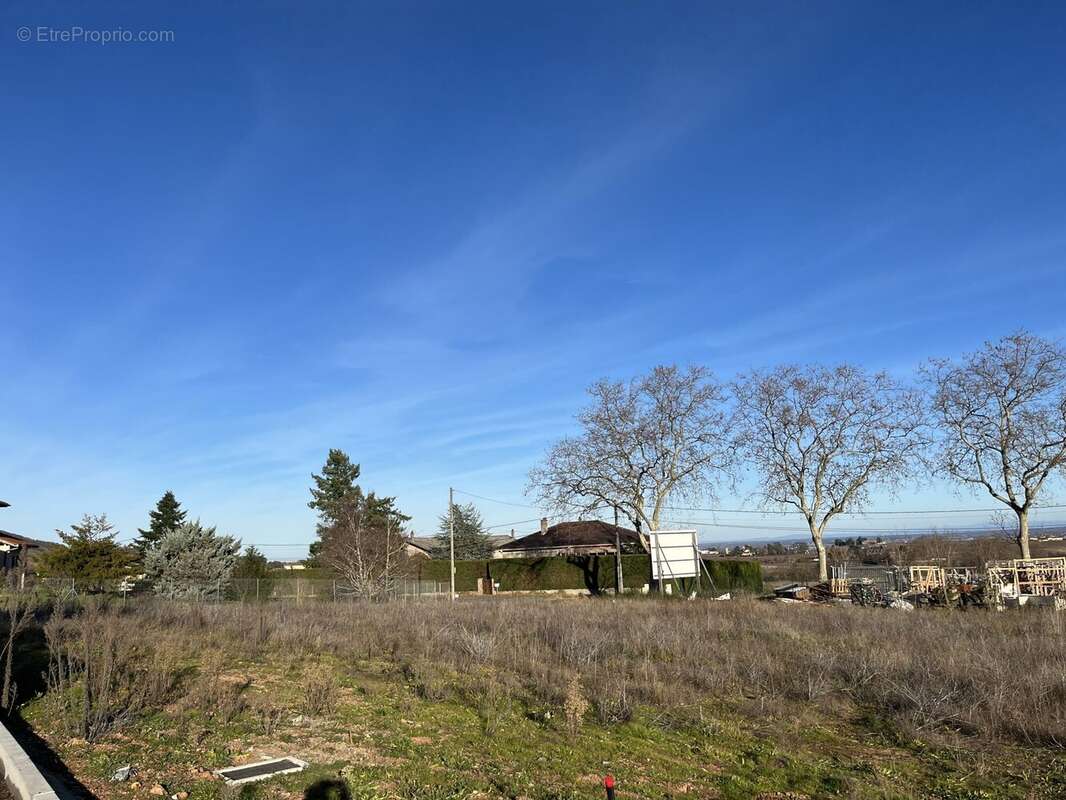 Terrain à SAINT-ETIENNE-LA-VARENNE