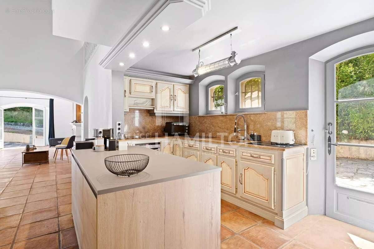 Maison à CHATEAUNEUF-GRASSE