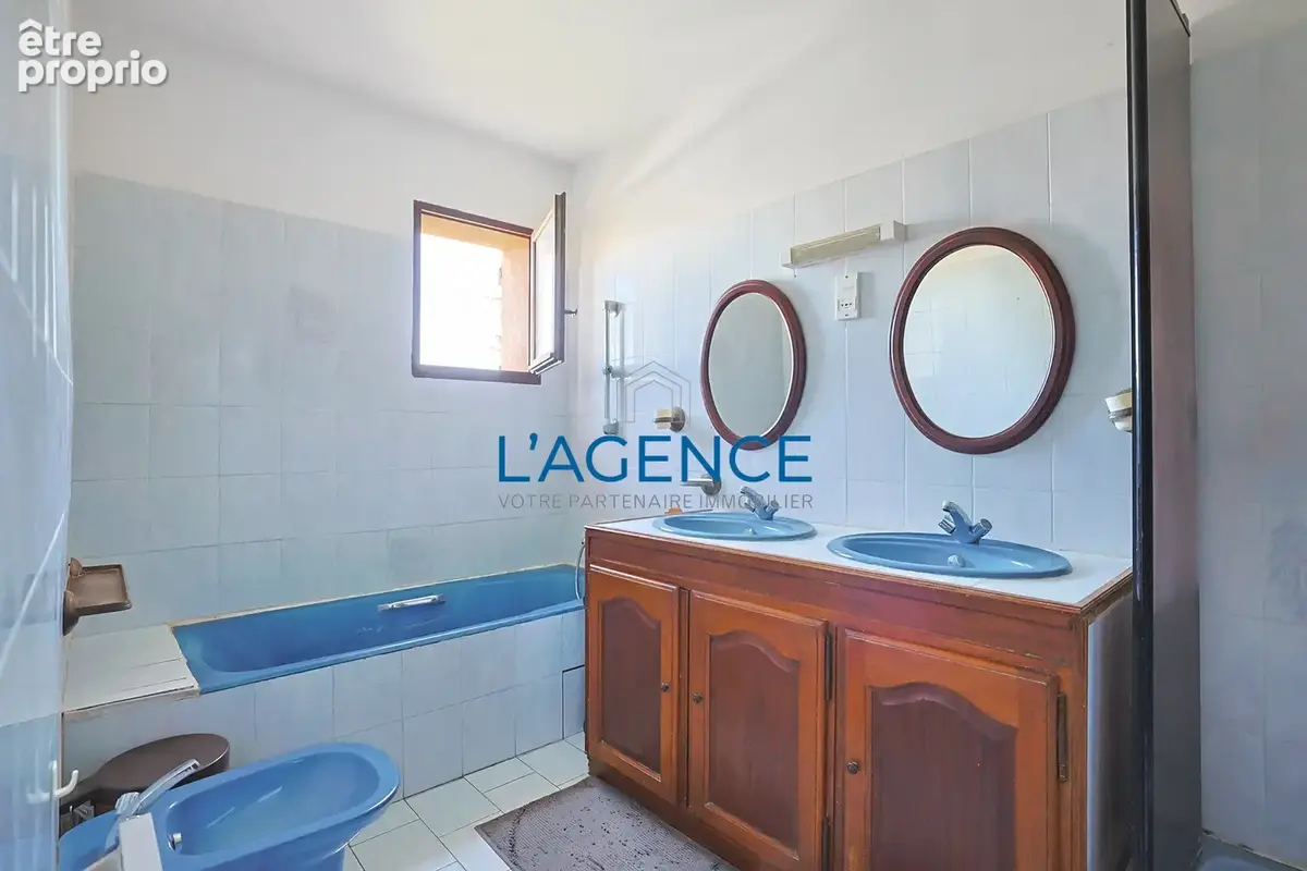 Hyeres proche commodités villa 260m2 avec piscine au calme - photo 12