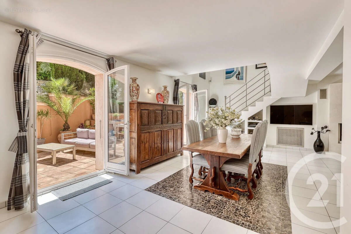 Maison 204 m² à Hyeres  - photo 2