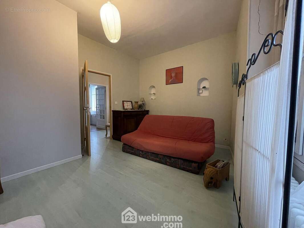 De l'autre côté de l'entrée, une chambre de 15 m2. - Maison à CHATELLERAULT